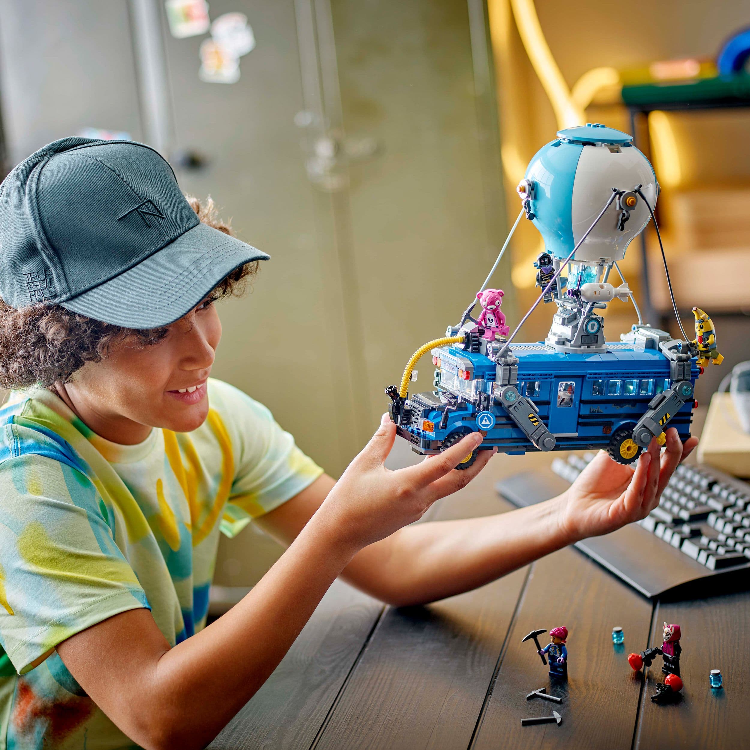 Lego Fortnite 77073 Battle Bus Video Game Playset for Ages 10 and Up ...