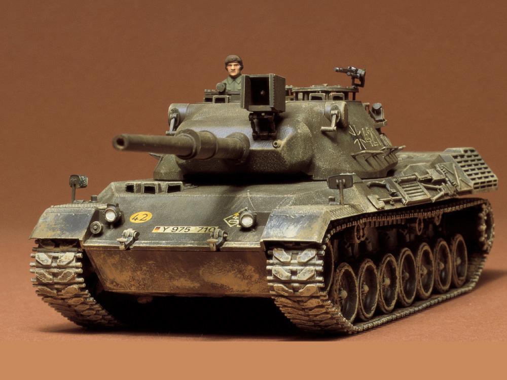 Tamiya 1:35 West German Army Medium Tank Kampfpanzer Leopard (35064) - CuriousMinds.co.uk